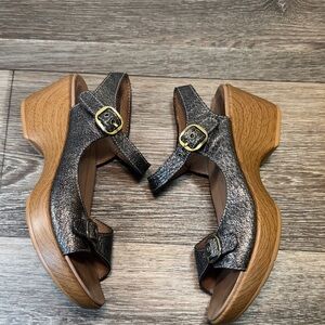 Dansko Textured Metallic Sandals with Buckle woman’s 39 (j41)